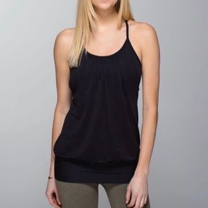 Lululemon No Limits Tank in Black / Black. Size 4.